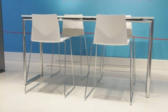 FOUR STANDING & FOUR COUNTER - Image 3
