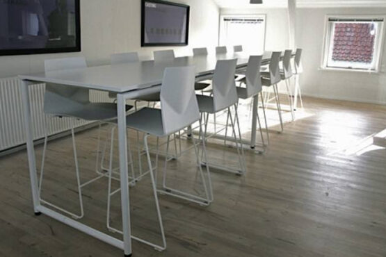 FOUR STANDING & FOUR COUNTER - Image 2